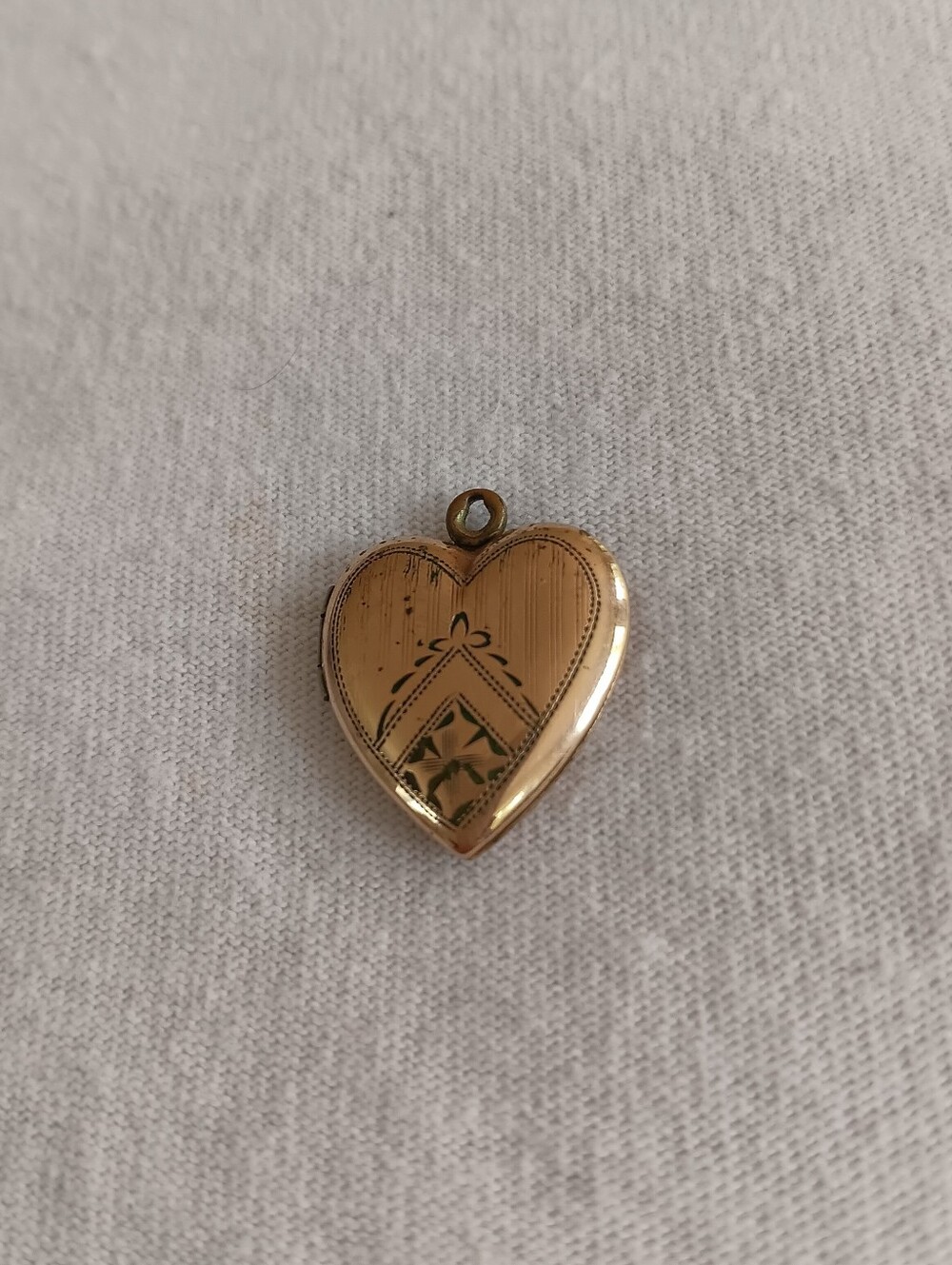 Vintage Gold Heart Locket Pendant - Antique Engraved Design